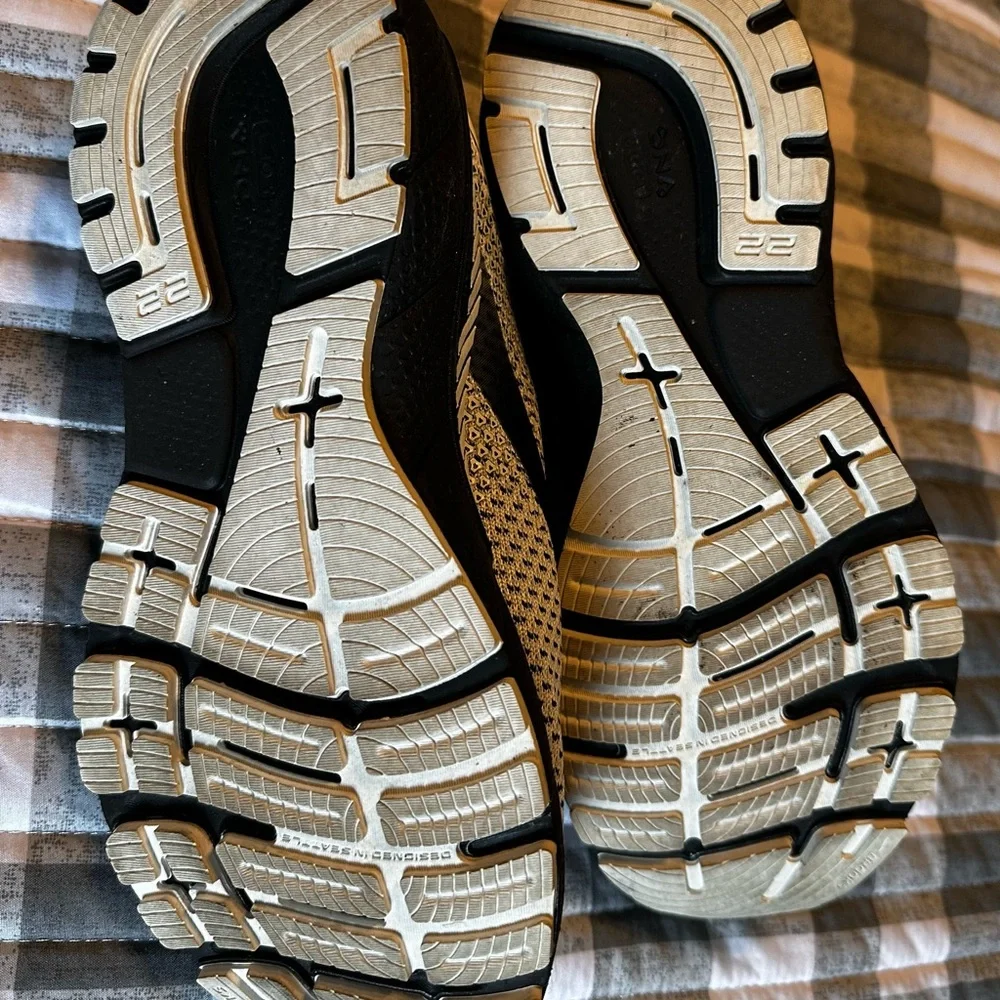 Brooks Adrenaline GTS womens White and Black Athletic Shoes. Worn couple times. - Picture 6 of 7